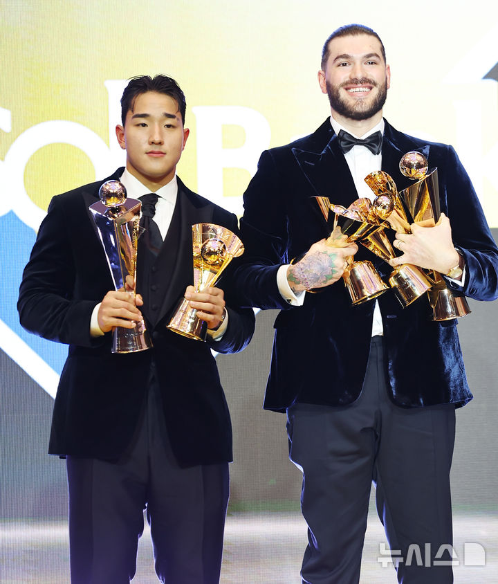 [서울=뉴시스] 최진석 기자 = MVP를 차지한 한화 폰세(오른쪽)와 신인상을 차지한 kt 안현민이 24일 서울 송파구 롯데호텔 월드에서 열린 '2025 KBO 리그 시상식'에서 기념촬영하고 있다. 2025.11.24. myjs@newsis.com