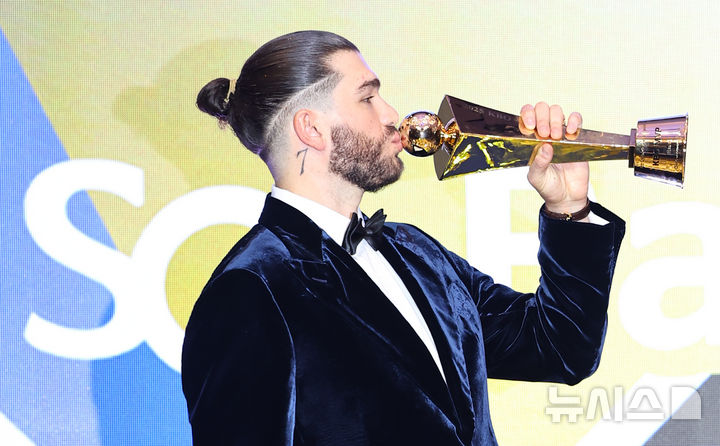 [서울=뉴시스] 최진석 기자 = MVP를 차지한 한화 폰세가 24일 서울 송파구 롯데호텔 월드에서 열린 '2025 KBO 리그 시상식'에서 트로피 키스를 하고 있다. 2025.11.24. myjs@newsis.com