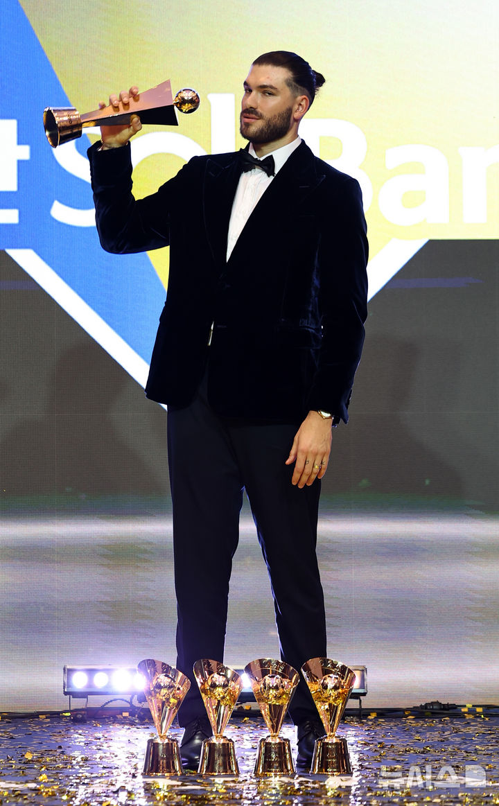 [서울=뉴시스] 최진석 기자 = MVP를 차지한 한화 폰세가 24일 서울 송파구 롯데호텔 월드에서 열린 '2025 KBO 리그 시상식'에서 트로피 키스를 하고 있다. 2025.11.24. myjs@newsis.com