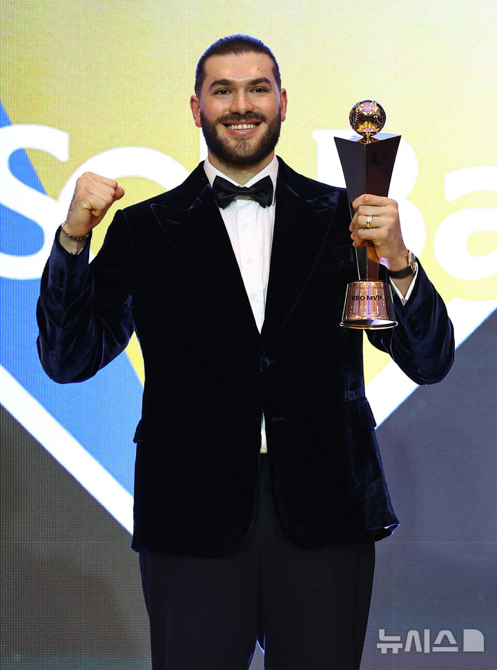 [서울=뉴시스] 최진석 기자 = MVP를 차지한 한화 폰세가 24일 서울 송파구 롯데호텔 월드에서 열린 '2025 KBO 리그 시상식'에서 기념촬영하고 있다. 2025.11.24. myjs@newsis.com