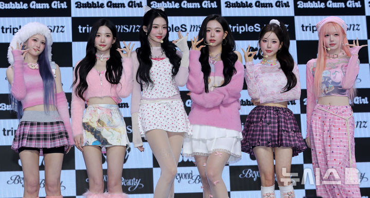 [서울=뉴시스] 김혜진 기자 = 그룹 트리플에스 미소녀즈(msnz) 썬이 24일 오후 서울 용산구 블루스퀘어에서 열린 새 앨범 '비욘드 뷰티' 발매 기념 쇼케이스에서 포즈를 취하고 있다. 2025.11.24. jini@newsis.com