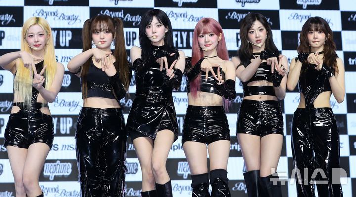 [서울=뉴시스] 김혜진 기자 = 그룹 트리플에스 미소녀즈(msnz) 넵튠이 24일 오후 서울 용산구 블루스퀘어에서 열린 새 앨범 '비욘드 뷰티' 발매 기념 쇼케이스에서 포즈를 취하고 있다. 2025.11.24. jini@newsis.com