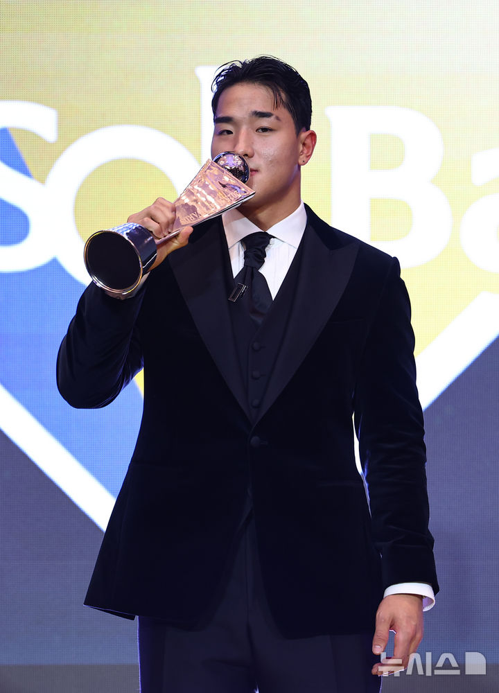 [서울=뉴시스] 최진석 기자 = 신인상을 차지한 kt 안현민이 24일 서울 송파구 롯데호텔 월드에서 열린 '2025 KBO 리그 시상식'에서 기념촬영하고 있다. 2025.11.24. myjs@newsis.com