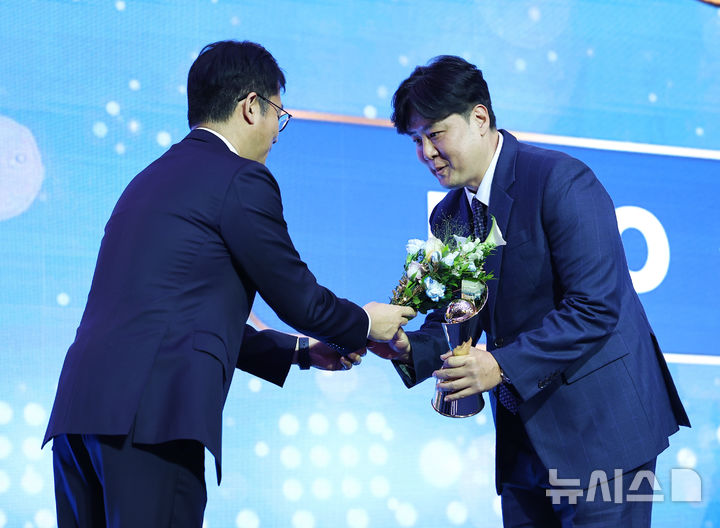 [서울=뉴시스] 최진석 기자 = 김정국(오른쪽) 심판위원이 24일 서울 송파구 롯데호텔 월드에서 열린 '2025 KBO 리그 시상식'에서 심판상을 수상하고 있다. 2025.11.24. myjs@newsis.com