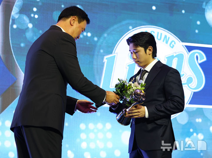 [서울=뉴시스] 최진석 기자 = 삼성 김성윤 24일 서울 송파구 롯데호텔 월드에서 열린 '2025 KBO 리그 시상식'에서 우익수 외야수부문 수비상을 수상하고 있다. 2025.11.24. myjs@newsis.com