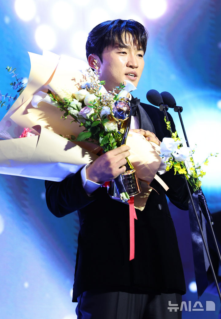 [서울=뉴시스] 최진석 기자 = LG 박해민이 24일 서울 송파구 롯데호텔 월드에서 열린 '2025 KBO 리그 시상식'에서 중견수 외야수부문 수비상을 수상 후 소감을 밝히고 있다. 2025.11.24. myjs@newsis.com