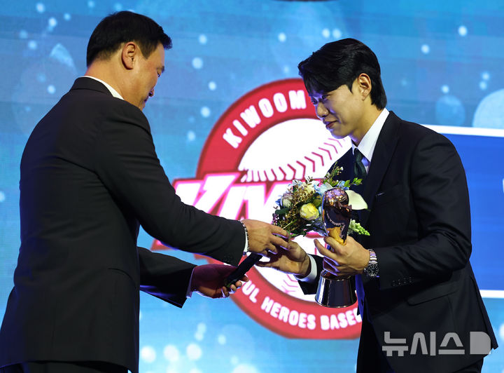 [서울=뉴시스] 최진석 기자 = 키움 송성문이 24일 서울 송파구 롯데호텔 월드에서 열린 '2025 KBO 리그 시상식'에서 3루수부문 수비상을 수상하고 있다. 2025.11.24. myjs@newsis.com