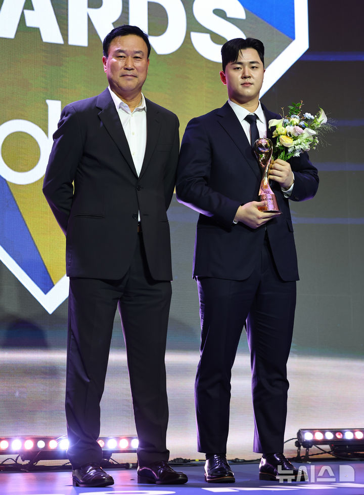 [서울=뉴시스] 최진석 기자 = NC 김형준이 24일 서울 송파구 롯데호텔 월드에서 열린 '2025 KBO 리그 시상식'에서 포수부문 수비상을 수상 후 장종훈 총재특별 보좌와 기념촬영하고 있다. 2025.11.24. myjs@newsis.com