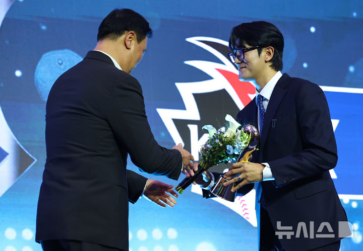 [서울=뉴시스] 최진석 기자 = kt 고영표가 24일 서울 송파구 롯데호텔 월드에서 열린 '2025 KBO 리그 시상식'에서 투수부문 수비상을 수상하고 있다. 2025.11.24. myjs@newsis.com