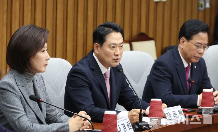 [서울=뉴시스] 조성봉 기자= 장동혁 국민의힘 대표가 24일 오후 서울 여의도 국회에서 열린 '대장동 범죄수익환수 특별법 제정'을 위한 긴급 토론회에서 발언을 하고 있다.2025.11.24. suncho21@newsis.com