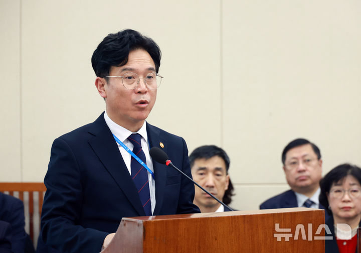 [서울=뉴시스] 고승민 기자 = 김영훈 고용노동부 장관이 지난 11월 24일 서울 여의도 국회에서 열린 기후에너지환경노동위원회 전체회의에서 안건 의결에 대한 인사말을 하고 있다. 2025.11.24. kkssmm99@newsis.com