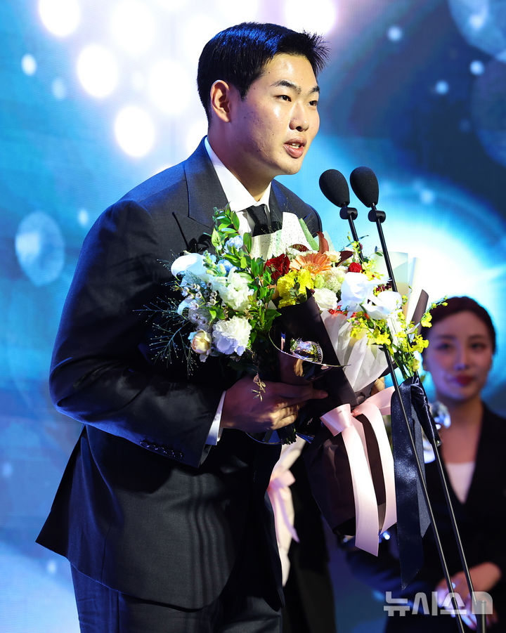 [서울=뉴시스] 최진석 기자 = 24일 서울 송파구 롯데호텔 월드에서 열린 '2025 KBO 리그 시상식'에서 KBO 퓨처스리그 북부리그 타점상, 홈런상 두산 홍성호가 수상 후 소감을 밝히고 있다. 2025.11.24. myjs@newsis.com