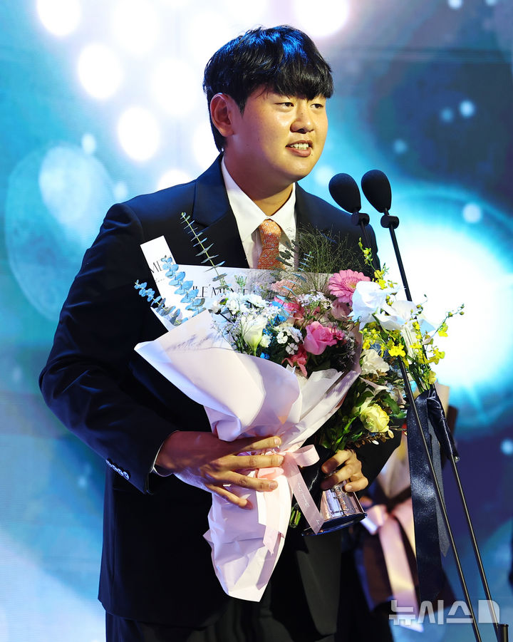 [서울=뉴시스] 최진석 기자 = 이 24일 서울 송파구 롯데호텔 월드에서 열린 '2025 KBO 리그 시상식'에서 KBO 퓨처스리그 북부리그 타자 타율상 한화 장규현이 수상 후 소감을 밝히고 있다. 2025.11.24. myjs@newsis.com