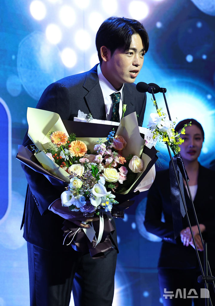 [서울=뉴시스] 최진석 기자 = 24일 서울 송파구 롯데호텔 월드에서 열린 '2025 KBO 리그 시상식'에서 KBO 퓨처스리그 투수부문 북부리그 승리상 KIA 이태양이 수상 후 소감을 밝히고 있다. 2025.11.24. myjs@newsis.com