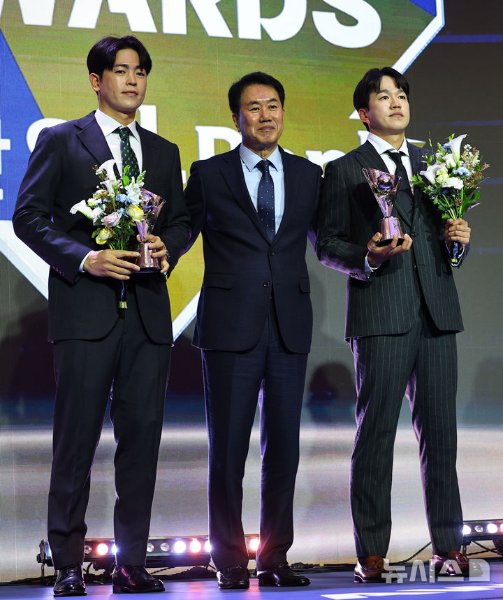 [서울=뉴시스] 최진석 기자 = 24일 서울 송파구 롯데호텔 월드에서 열린 '2025 KBO 리그 시상식'에서 KBO 퓨처스리그 투수부문 북부리그 승리상 KIA 이태양(왼쪽)과 북부리그 평균자책점상 LG 김주온(오른쪽)이 김시진 KBO 경기감독관과 기념촬영하고 있다. 2025.11.24. myjs@newsis.com