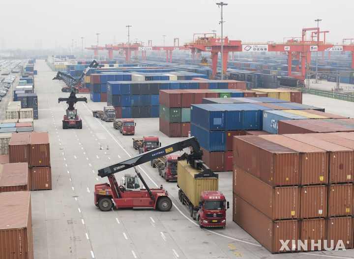[시안=신화/뉴시스] 중국 산시(陝西)성 시안에 있는 내항(內港)에서 크레인차들이 선적할 컨테이너를 정리하고 있다. 자료사진. 2025.12.03