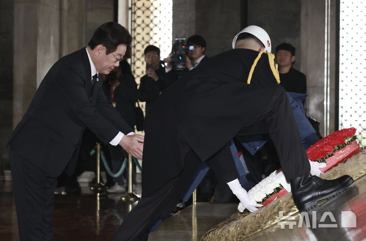 [앙카라=뉴시스] 최동준 기자 = 튀르키예를 국빈 방문 중인 이재명 대통령이 24일(현지 시간) 앙카라 아니트카비르에서 튀르키예의 국부 무스타파 케말 아타튀르크 묘소를 찾아 헌화하고 있다. 2025.11.24. photocdj@newsis.com