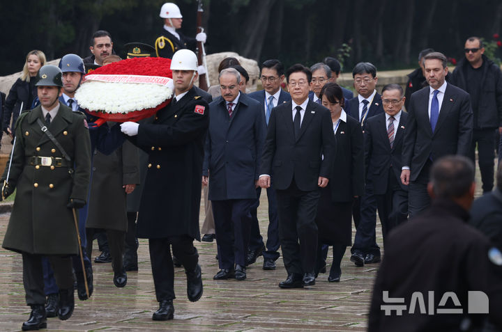 [앙카라=뉴시스] 최동준 기자 = 튀르키예를 국빈 방문 중인 이재명 대통령이 24일(현지 시간) 앙카라 아니트카비르에서 튀르키예의 국부 무스타파 케말 아타튀르크 묘소를 찾아 참배하기 묘소 진입로인 '사자의 길'을 따라 이동하고 있다. 2025.11.24. photocdj@newsis.com