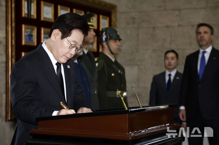 [앙카라=뉴시스] 최동준 기자 = 튀르키예를 국빈 방문 중인 이재명 대통령이 24일(현지 시간) 앙카라 아니트카비르에서 튀르키예의 국부 무스타파 케말 아타튀르크 묘소를 찾아 참배한 뒤 방명록 작성을 하고 있다. 2025.11.24. photocdj@newsis.com
