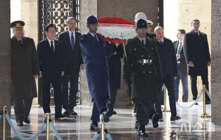 [앙카라=뉴시스] 최동준 기자 = 튀르키예를 국빈 방문 중인 이재명 대통령이 24일(현지 시간) 앙카라 아니트카비르에서 튀르키예의 국부 무스타파 케말 아타튀르크 묘소를 찾아 헌화하기 위해 이동하고 있다. 2025.11.24. photocdj@newsis.com