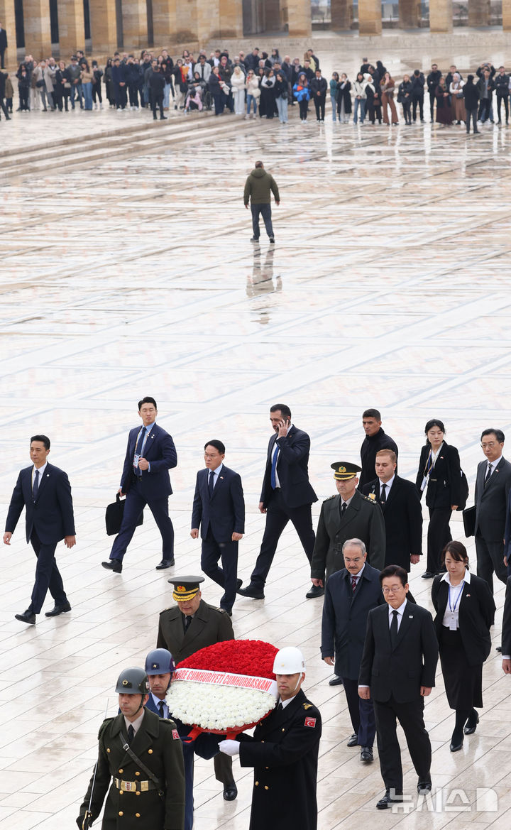 [앙카라=뉴시스] 최동준 기자 = 튀르키예를 국빈 방문 중인 이재명 대통령이 24일(현지 시간) 앙카라 아니트카비르에서 튀르키예의 국부 무스타파 케말 아타튀르크 묘소를 찾아 참배하기 위해 묘소 진입로인 '사자의 길'을 따라 이동하고 있다. 2025.11.24. photocdj@newsis.com