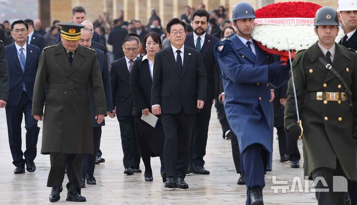 [앙카라=뉴시스] 최동준 기자 = 튀르키예를 국빈 방문 중인 이재명 대통령이 24일(현지 시간) 앙카라 아니트카비르에서 튀르키예의 국부 무스타파 케말 아타튀르크 묘소를 찾아 참배하기 위해 묘소 진입로인 '사자의 길'을 따라 이동하고 있다. 2025.11.24. photocdj@newsis.com