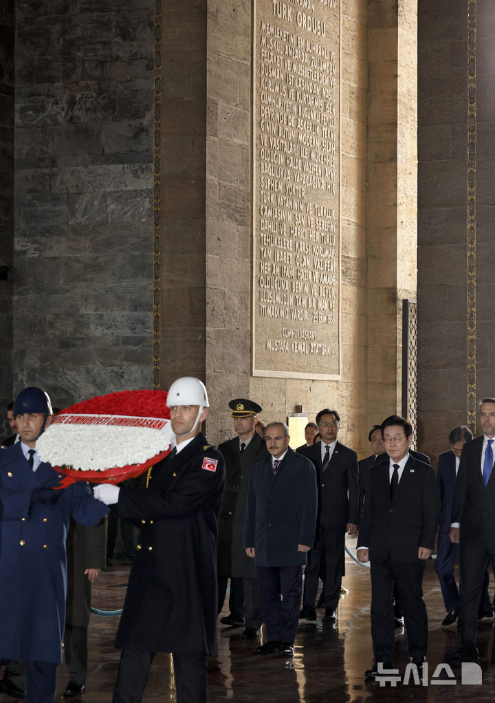 [앙카라=뉴시스] 최동준 기자 = 튀르키예를 국빈 방문 중인 이재명 대통령이 24일(현지 시간) 앙카라 아니트카비르에서 튀르키예의 국부 무스타파 케말 아타튀르크 묘소를 찾아 헌화하기 위해 이동하고 있다. 2025.11.24. photocdj@newsis.com