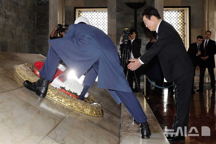 [앙카라=뉴시스] 최동준 기자 = 튀르키예를 국빈 방문 중인 이재명 대통령이 24일(현지 시간) 앙카라 아니트카비르에서 튀르키예의 국부 무스타파 케말 아타튀르크 묘소를 찾아 헌화하고 있다. 2025.11.24. photocdj@newsis.com