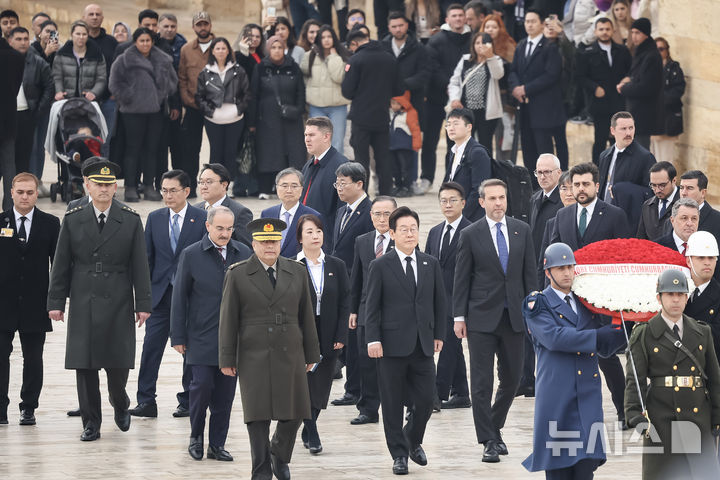 [앙카라=뉴시스] 최동준 기자 = 튀르키예를 국빈 방문 중인 이재명 대통령이 24일(현지 시간) 앙카라 아니트카비르에서 튀르키예의 국부 무스타파 케말 아타튀르크 묘소를 찾아 참배하기 위해 묘소 진입로인 '사자의 길'을 따라 이동하고 있다. 2025.11.24. photocdj@newsis.com