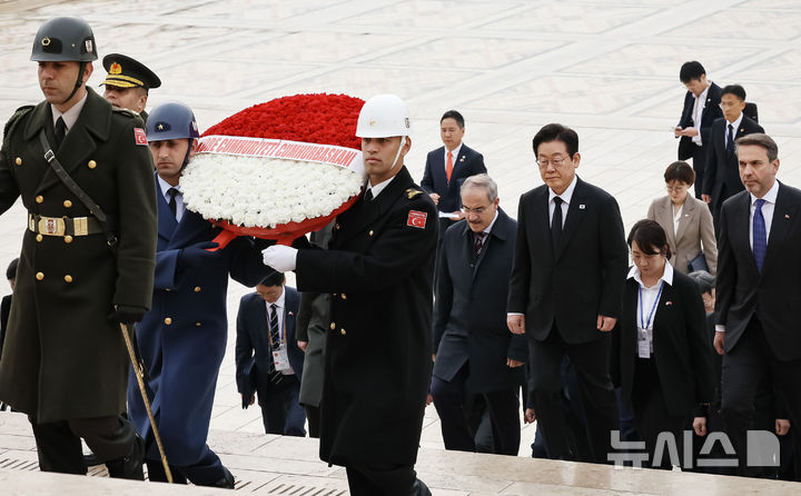 [앙카라=뉴시스] 최동준 기자 = 튀르키예를 국빈 방문 중인 이재명 대통령이 24일(현지 시간) 앙카라 아니트카비르에서 튀르키예의 국부 무스타파 케말 아타튀르크 묘소를 찾아 참배하기 위해 묘소 진입로인 '사자의 길'을 따라 이동하고 있다. 2025.11.24. photocdj@newsis.com