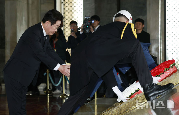 [앙카라=뉴시스] 최동준 기자 = 튀르키예를 국빈 방문 중인 이재명 대통령이 24일(현지 시간) 앙카라 아니트카비르에서 튀르키예의 국부 무스타파 케말 아타튀르크 묘소를 찾아 헌화하고 있다. 2025.11.24. photocdj@newsis.com