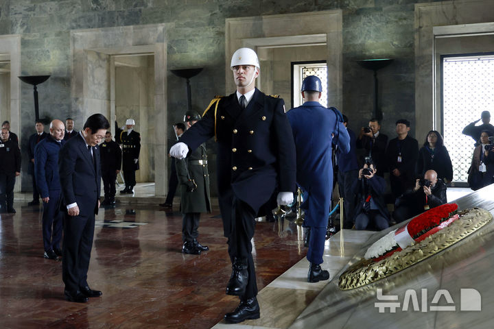 [앙카라=뉴시스] 최동준 기자 = 튀르키예를 국빈 방문 중인 이재명 대통령이 24일(현지 시간) 앙카라 아니트카비르에서 튀르키예의 국부 무스타파 케말 아타튀르크 묘소를 찾아 헌화한 뒤 묵념하고 있다. 2025.11.24. photocdj@newsis.com