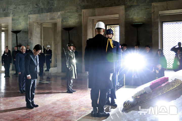 [앙카라=뉴시스] 최동준 기자 = 튀르키예를 국빈 방문 중인 이재명 대통령이 24일(현지 시간) 앙카라 아니트카비르에서 튀르키예의 국부 무스타파 케말 아타튀르크 묘소를 찾아 헌화한 뒤 묵념하고 있다. 2025.11.24. photocdj@newsis.com