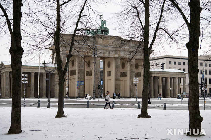 [ 베를린=신화/뉴시스] 독일 베를린 시의 브란덴부르크 문에 11월 24일&nbsp; 올 겨울 첫눈이 내려 쌓인 길을 사람들이 걸어서 지나가고 있다.&nbsp; 독일 전국에 첫 한파와 겨울 폭풍으로 23~24일 새 30여 건의 크고 작은 교통사고가 일어나 사상자가 발생하고 교통에 지장을 받고 있다. 2025. 11.25.&nbsp;&nbsp; 