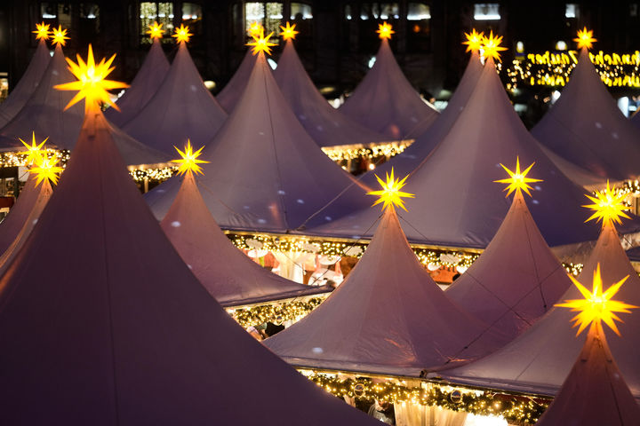 [베를린=AP/뉴시스] 24일(현지 시간) 독일 베를린 젠다르멘 마르크트 광장에서 개장한 크리스마스 마켓에 조명들이 밝게 빛나고 있다. 2025.11.25.