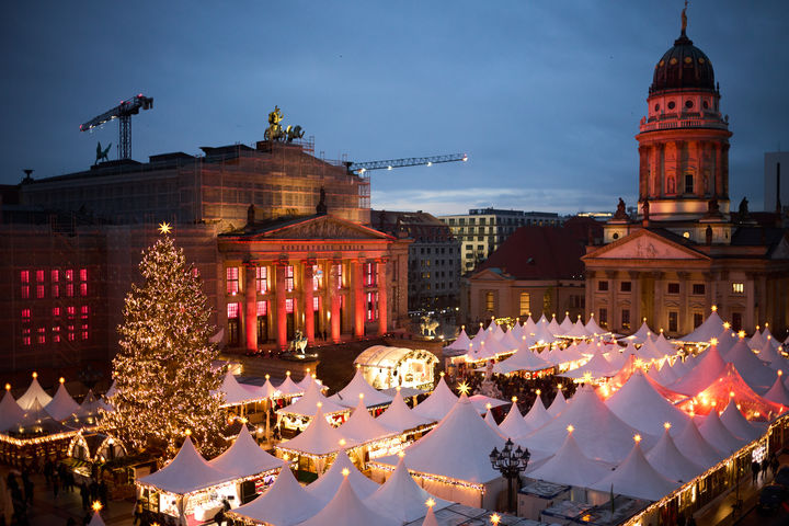 [베를린=AP/뉴시스] 24일(현지 시간) 독일 베를린 젠다르멘 마르크트 광장에서 크리스마스 마켓이 개장해 크리스마스트리에 조명이 점등되고 있다. 2025.11.25.