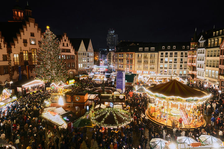 [프랑크푸르트=AP/뉴시스] 24일(현지 시간) 독일 프랑크푸르트에서 전통 크리스마스 마켓이 개장해 각종 조명이 밝게 빛나고 있다. 2025.11.25.