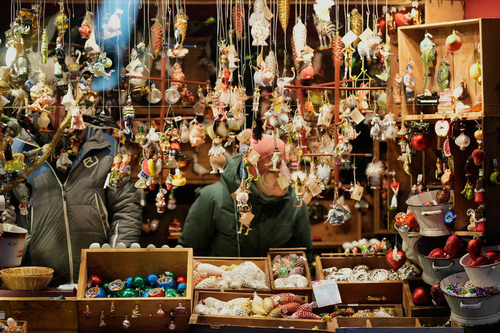 [뮌헨=AP/뉴시스] 24일(현지 시간) 독일 뮌헨 마리엔플라츠 광장에서 개장한 전통 크리스마스 마켓에 각종 크리스마스 장식이 꾸며져 있다. 2025.11.25.