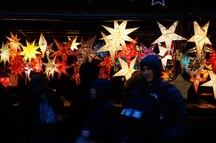 [뮌헨=AP/뉴시스] 24일(현지 시간) 독일 뮌헨 마리엔플라츠 광장에서 전통 크리스마스 마켓이 개장해 크리스마스 별 장식이 빛나고 있다. 2025.11.25.