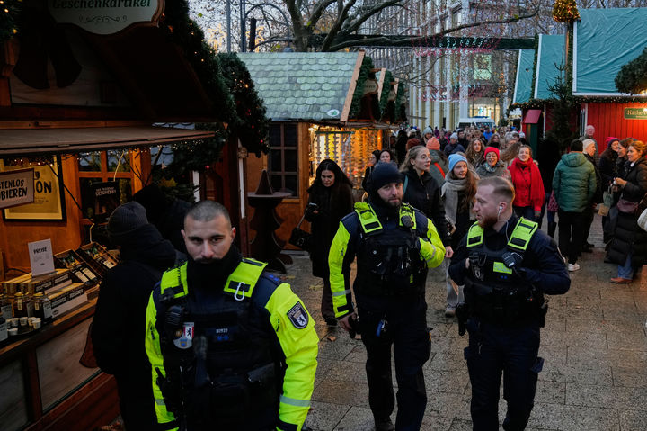 [베를린=AP/뉴시스] 24일(현지 시간) 독일 베를린의 크리스마스 마켓에서 경찰이 근무를 서고 있다. 2025.11.25.