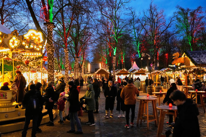 [베를린=AP/뉴시스] 24일(현지 시간) 독일 베를린의 크리스마스 마켓을 찾은 방문객들이 즐거운 시간을 보내고 있다. 2025.11.25.