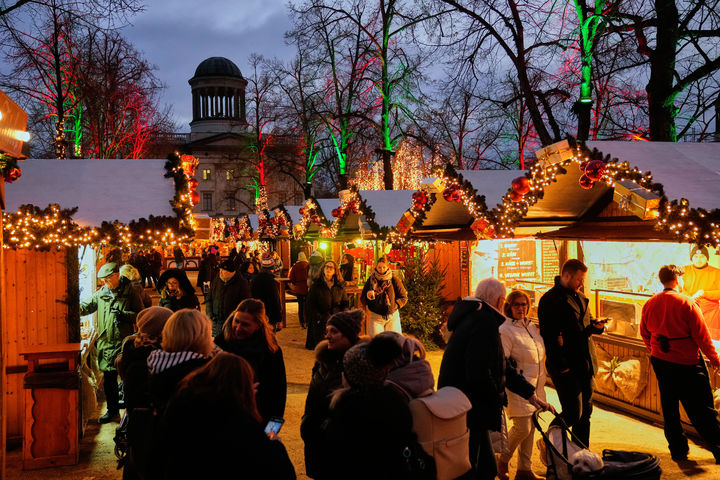 [베를린=AP/뉴시스] 24일(현지 시간) 독일 베를린의 크리스마스 마켓을 찾은 방문객들이 이동하고 있다. 2025.11.25.