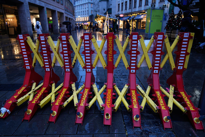 [뮌헨=AP/뉴시스] 24일(현지 시간) 독일 뮌헨 마리엔플라츠 광장 크리스마스 마켓에 바리케이드가 설치돼 있다. 2025.11.25.