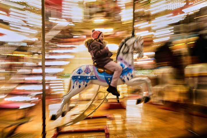 [프랑크푸르트=AP/뉴시스] 24일(현지 시간) 독일 프랑크푸르트에서 열린 크리스마스 마켓을 찾은 어린이가 회전목마를 타고 있다. 2025.11.25.