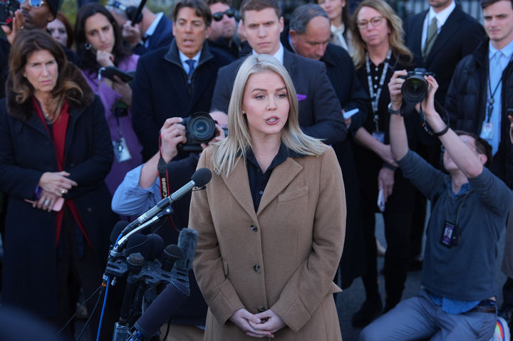 [워싱턴=AP/뉴시스]캐럴라인 레빗 백악관 대변인이 24일(현지 시간) 백악관 경내에서 취재진 질문에 답변하고 있다. 2025.11.25.