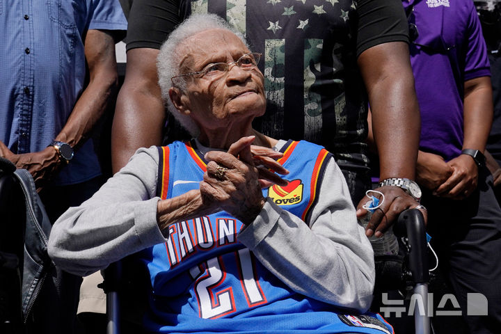 [털사 ( 미 오클라호마주)= AP/ 뉴시스] 털사 인종대학살의 마지막 생존자 비올라 포드 플레처가 2021년 털사시내 그린우드에서 열린 사건 100주년 기념 행사에 참석해서 집회참가자들의 연설을 경청하고 있다. 2025. 11.25.&nbsp; 