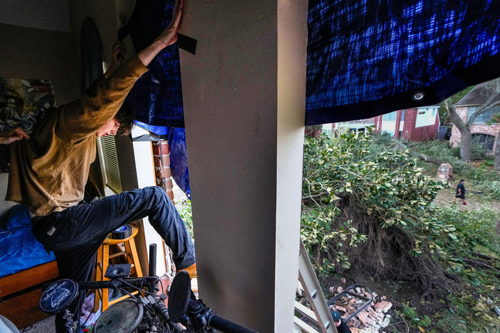 [텍사스주=AP/뉴시스] 24일(현지 시간) 미국 텍사스주 메모리얼 노스웨스트 지역에서 주민들이 토네이도로 인해 파손된 주택 창문에 방수포를 설치하고 있다. 2025.11.25.