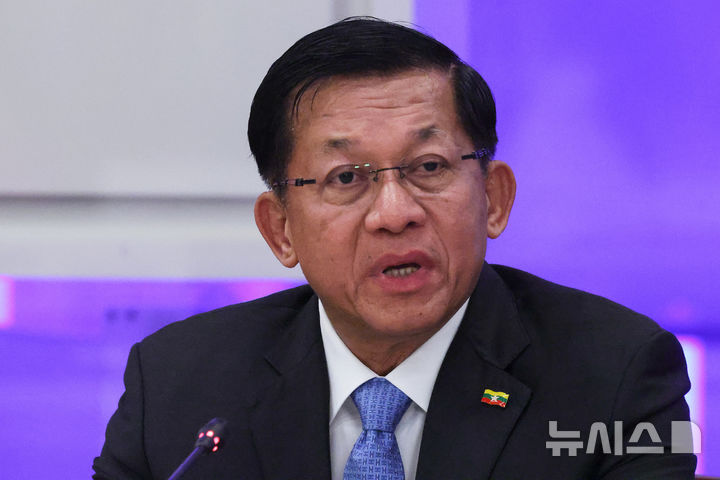 [AP/뉴시스] 민선 정부를 군사 쿠데타로 무너뜨리고 저항 시민들을 무자비하게 탄압해오고 있는 미얀마 군사정부 지도자 민아웅 흘라잉 장군이 9월 모스크바 국제회의서 연설하고 있다