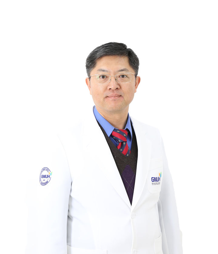 [진주=뉴시스]경상국립대병원 안과 서성욱 교수.(사진=경상국립대병원 제공).2025.11.25.photo@newsis.com *재판매 및 DB 금지