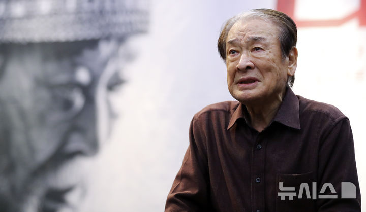 [서울=뉴시스] 최진석 기자 = 리어왕 역의 배우 이순재가 10일 서울 SNU 장학빌딩 베리타스홀에서 열린 연극 리어왕 연습실 공개 행사에서 장면시연을 하고 있다. 2023.05.10. myjs@newsis.com